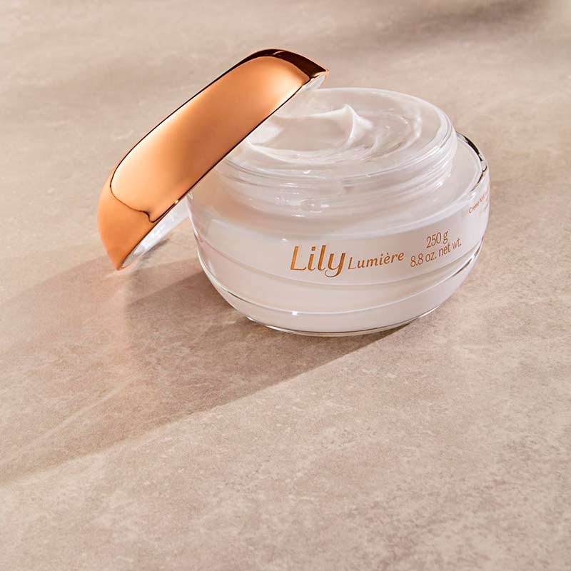 Textura cremosa do Creme Acetinado Lily Lumière 250g com manteiga de karité e vitamina E para hidratação prolongada