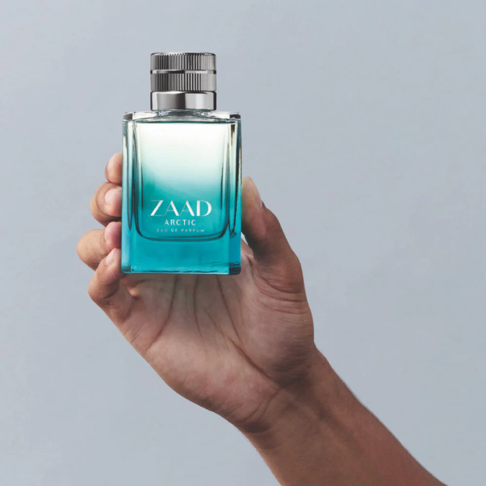 Zaad Arctic Eau de Parfum perfume masculino oBoticário segurado na mão destacando o frasco azul inspirado nas paisagens geladas da Islândia e do Ártico