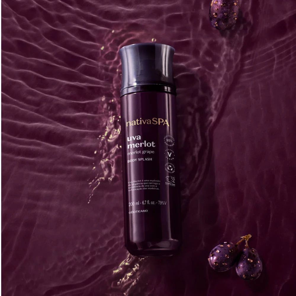 Frasco Nativa Spa Uva Merlot em ambiente líquido com reflexos e uvas