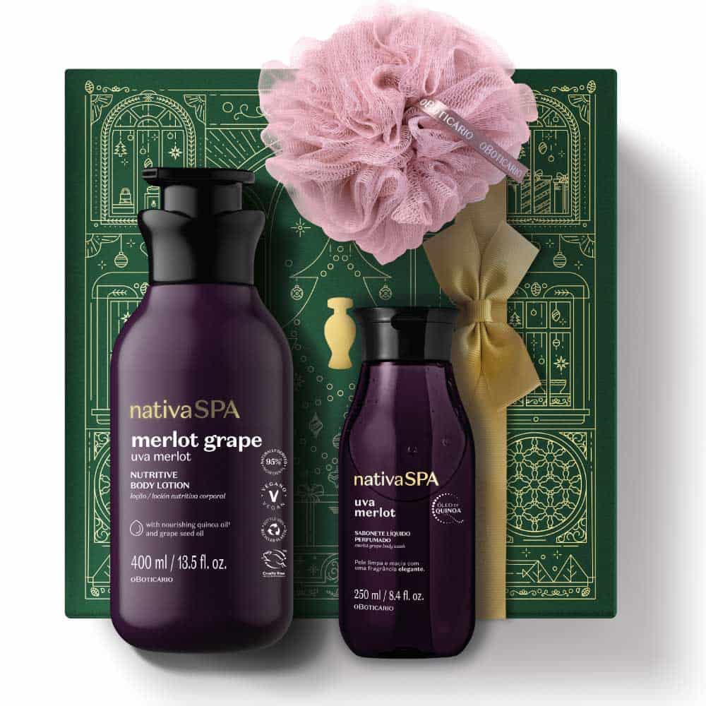 Kit de Natal Nativa SPA Uva Merlot do oBoticário — caixa verde com laço dourado, frascos roxos da linha Uva Merlot, loção corporal, sabonete líquido e esponja de banho.