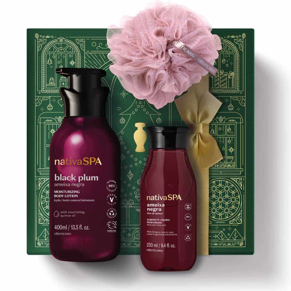 Kit de Natal Nativa SPA Ameixa Negra do oBoticário — caixa verde com laço dourado, frascos roxos da linha Ameixa Negra, loção corporal, sabonete líquido e esponja de banho.