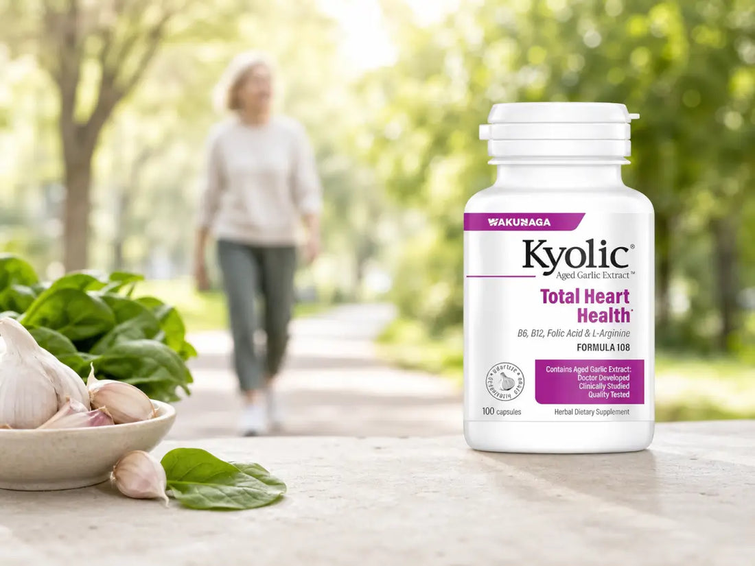 Frasco Kyolic Total Heart Health com alho envelhecido, junto a ingredientes naturais e pessoa a caminhar num parque.