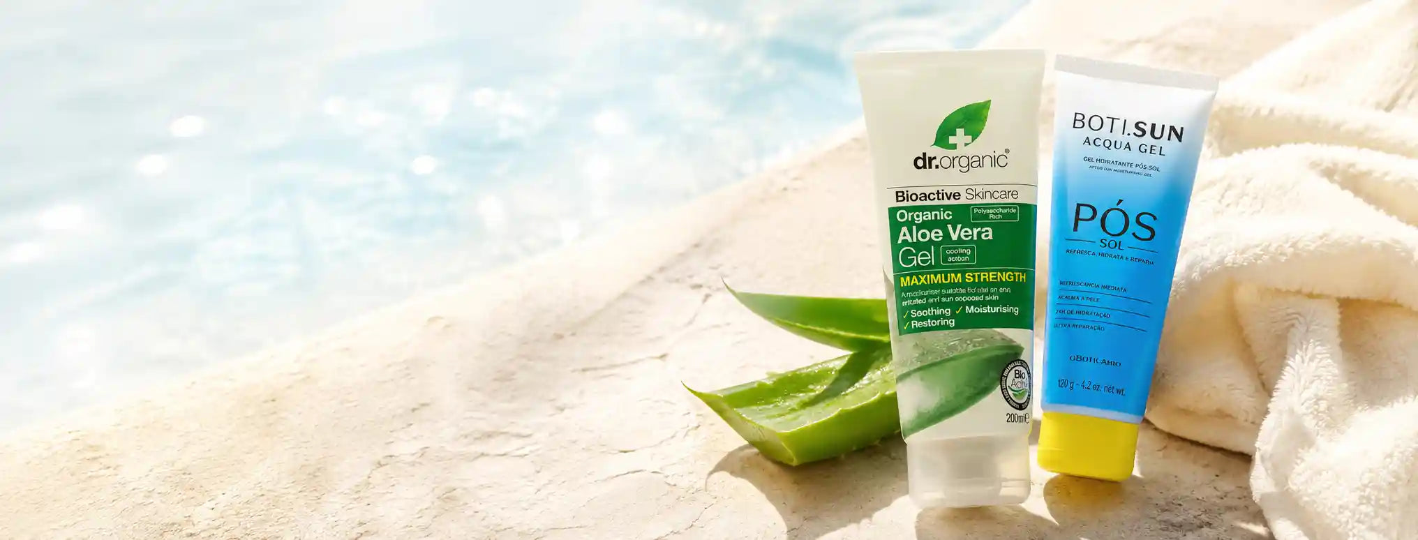 Gel pós-solar Boti.Sun e gel de aloé vera Dr. Organic junto a folhas de aloé, toalha branca e água iluminada pelo sol.