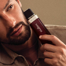 Malbec Eau de Toilette Masculino oBoticário junto ao rosto de um modelo masculino.
