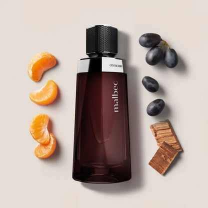 Frasco de Malbec Eau de Toilette oBoticário com elementos que representam o perfil olfativo amadeirado e cítrico.