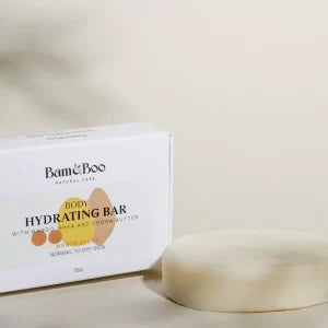 A Barra Hidratante Corporal - Bam & Boo - 75g é fácil de usar e pode ser aplicada em todo o corpo, proporcionando uma hidratação duradoura. Além disso, a fragrância sutil deixa um aroma fresco e agradável na pele.