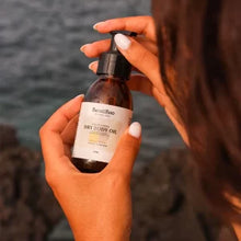 O Óleo Corporal Seco Bam & Boo de 100ml é um produto de cuidado pessoal que ajuda a nutrir, hidratar e suavizar a pele, deixando-a macia e radiante.