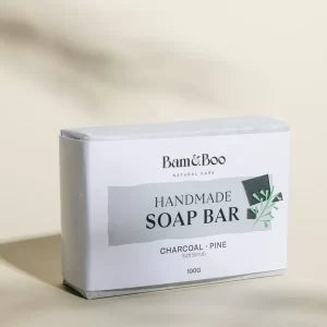 O Sabonete Carvão e Pinho Bam & Boo de 100g é um produto de cuidado pessoal natural que limpa suavemente a pele, ajuda a remover a sujeira, o excesso de óleo e impurezas.