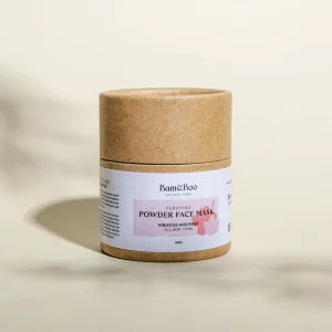 A máscara de powder Bam & Boo é um produto de cuidado facial formulado com ingredientes naturais, como argila branca, carvão ativado e extrato de bambu.