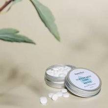 As pastilhas dentífricas para adultos sem flúor da marca Bam & Boo são uma alternativa saudável e ecológica para a higiene bucal diária. Cada embalagem contém 80 pastilhas feitas com ingredientes naturais e sem conservantes artificiais.