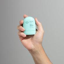 Creme Hidratante para Mãos Nuvem – 50g – Cuide-se Bem – oBoticário, frasco azul-claro compacto segurado na mão, ideal para hidratar e perfumar a pele no dia a dia.