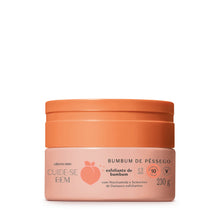Creme Esfoliante Bumbum de Pêssego – 230g – Cuide-se Bem – oBoticário, boião coral com tampa laranja, fórmula com niacinamida e sementes de damasco esfoliantes.