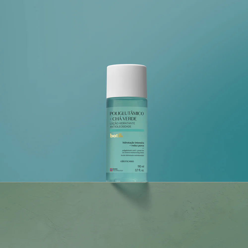 Loção Hidratante Antioleosidade Botik Poliglutâmico + Chá Verde sobre fundo verde.