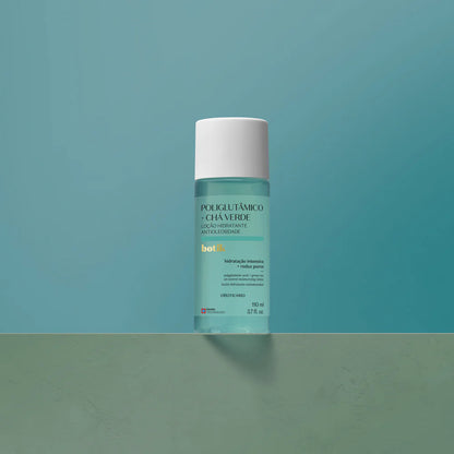 Loção Hidratante Antioleosidade Botik Poliglutâmico + Chá Verde sobre fundo verde.