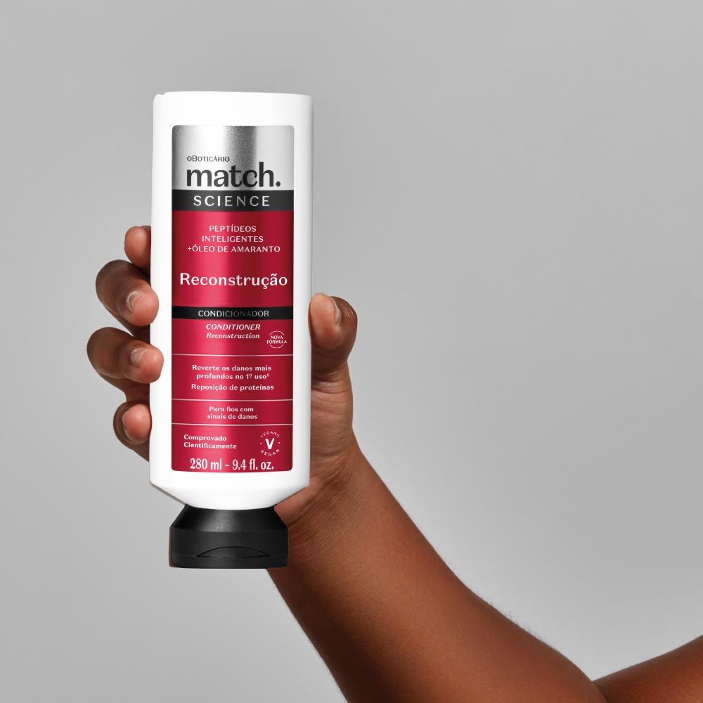 Condicionador Match Science Reconstrução 280ml segurado na mão, indicado para reparar cabelos danificados