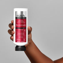 Condicionador Match Science Reconstrução 280ml segurado na mão, indicado para reparar cabelos danificados