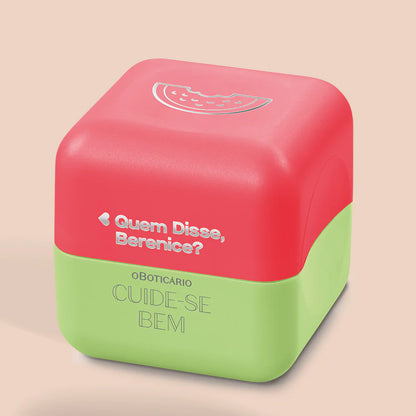 Embalagem balm labial Cuide-se Bem melancia em fundo neutro