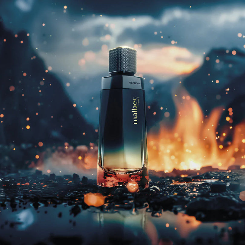 Malbec Flame Eau de Toilette Masculino oBoticário sobre cenário inspirado em fogo e rocha vulcânica, representando a intensidade da fragrância.