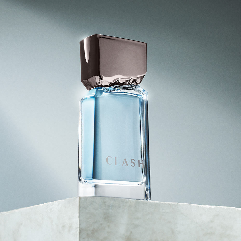 Frasco Clash O Boticário com design moderno e líquido azul