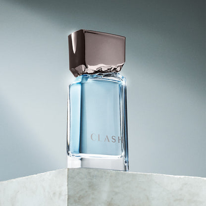 Frasco Clash O Boticário com design moderno e líquido azul