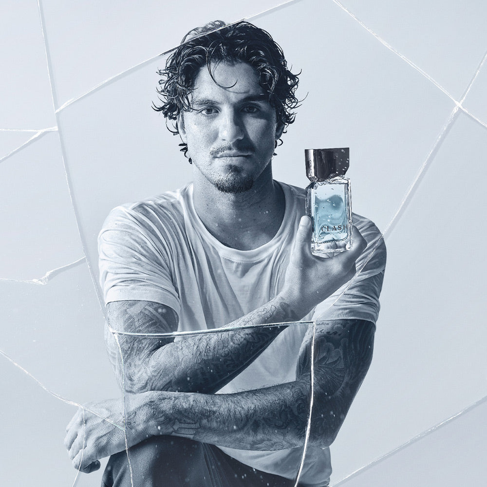 Homem a segurar perfume Clash O Boticário campanha masculina
