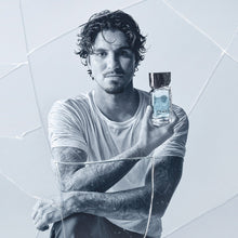 Homem a segurar perfume Clash O Boticário campanha masculina
