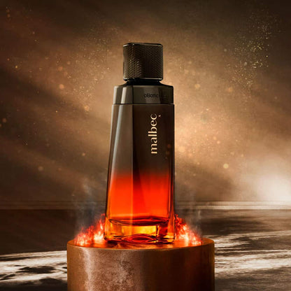Frasco Malbec X Eau de Toilette com efeito de fogo e ambiente quente e intenso