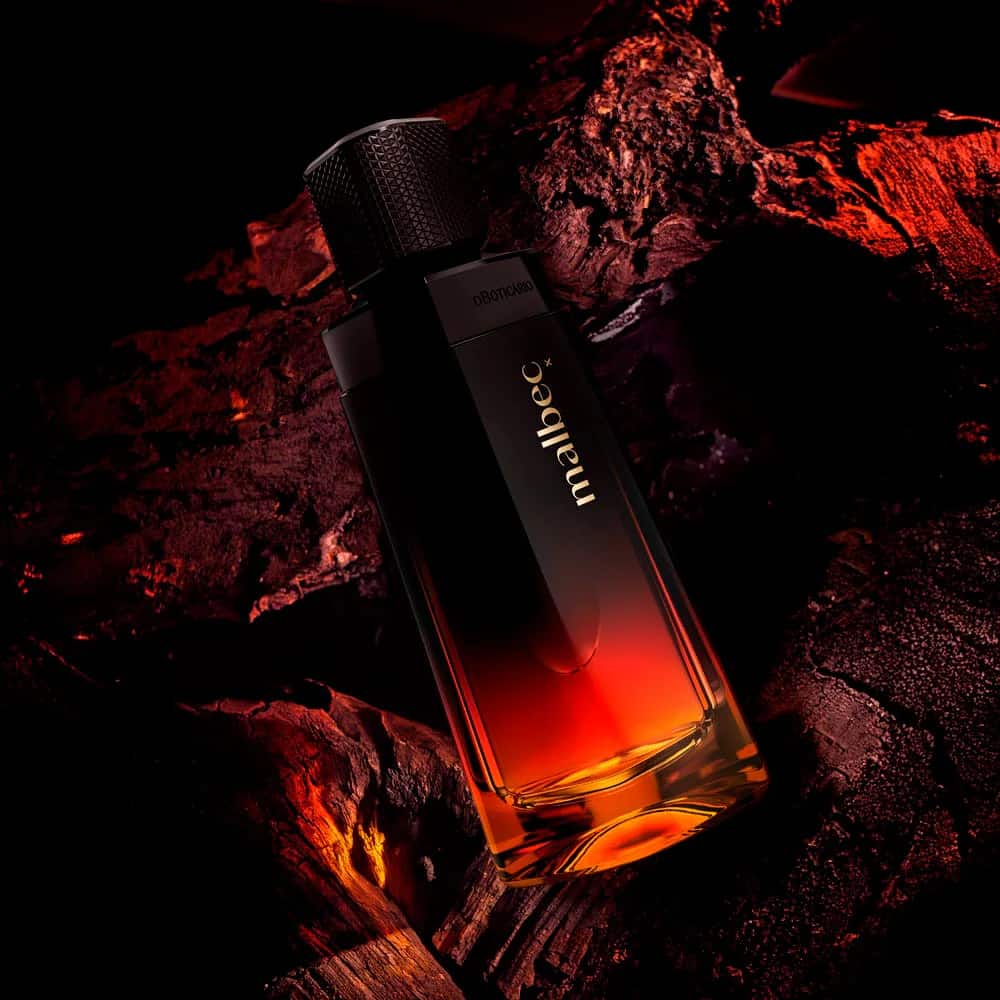Perfume Malbec X Eau de Toilette frasco masculino com fundo escuro e elementos de madeira