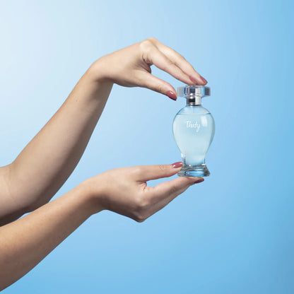 Perfume Thaty Eau de Toilette feminino oBoticário frasco azul claro elegante