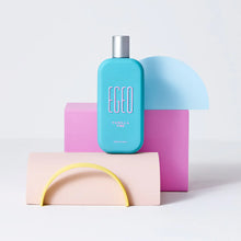 Perfume Egeo Vanilla Vibe O Boticário frasco azul turquesa com detalhe rosa