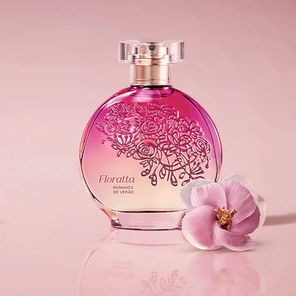 Frasco Floratta Romance de Verão EDT com detalhe floral e fundo rosa suave feminino