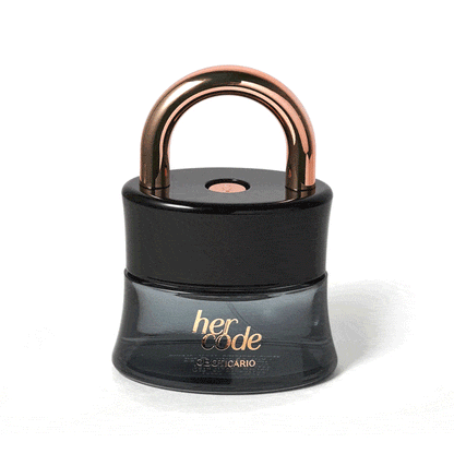 Frasco do perfume Her Code 50ml do Boticário, em formato de cadeado preto com detalhe metálico rose gold, fotografado isolado.