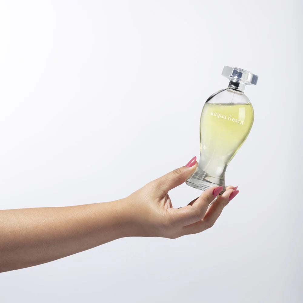 Perfume Acqua Fresca na mão detalhe frasco Eau de Toilette feminino leve e fresco