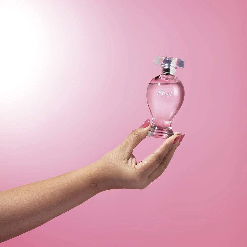 Frasco de perfume Anni Eau de Toilette detalhe vidro rosado e tampa transparente