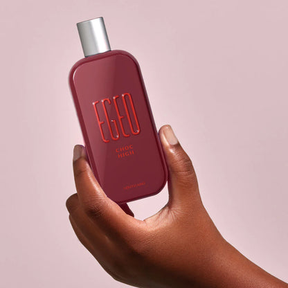 Frasco Egeo Choc High na mão detalhe embalagem perfume unisexo