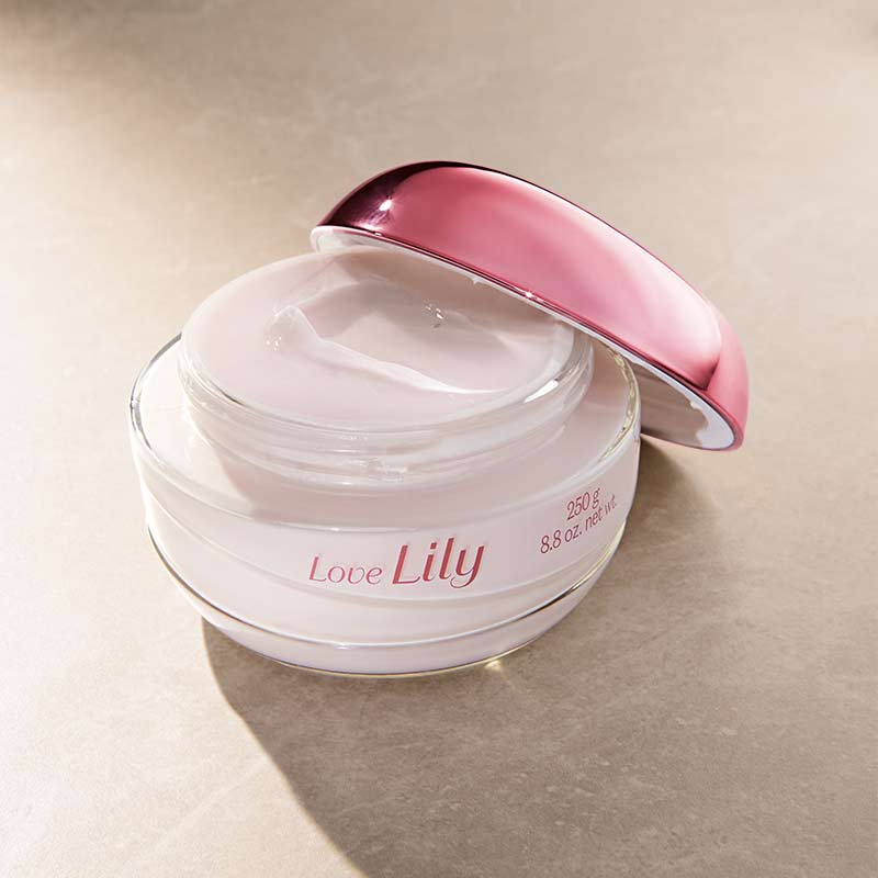 Textura cremosa do Creme Acetinado Love Lily 250g com manteiga de karité e toque aveludado