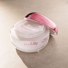 Textura cremosa do Creme Acetinado Love Lily 250g com manteiga de karité e toque aveludado