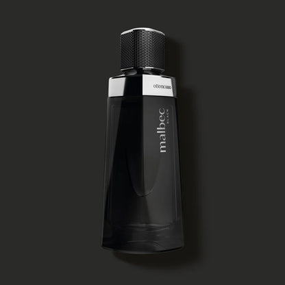 Malbec Black oBoticário em fundo escuro destacando o design elegante do frasco.