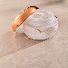 Textura cremosa do Creme Acetinado Lily Lumière 250g com manteiga de karité e vitamina E para hidratação prolongada