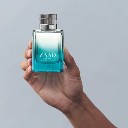 Zaad Arctic Eau de Parfum perfume masculino oBoticário segurado na mão destacando o frasco azul inspirado nas paisagens geladas da Islândia e do Ártico