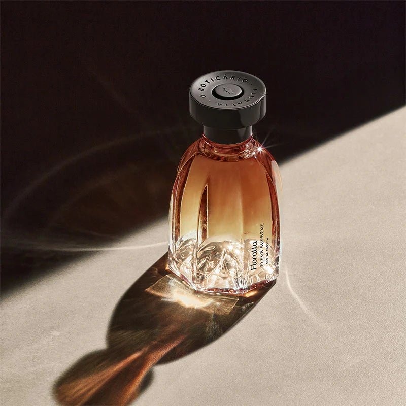 Floratta Fleur Suprême Eau de Parfum frasco elegante vidro com líquido âmbar