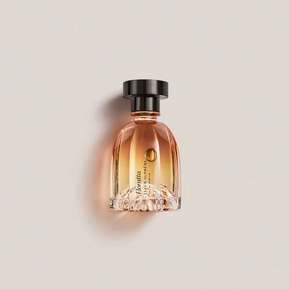Perfume Floratta Fleur Suprême Eau de Parfum em fundo neutro com iluminação suave