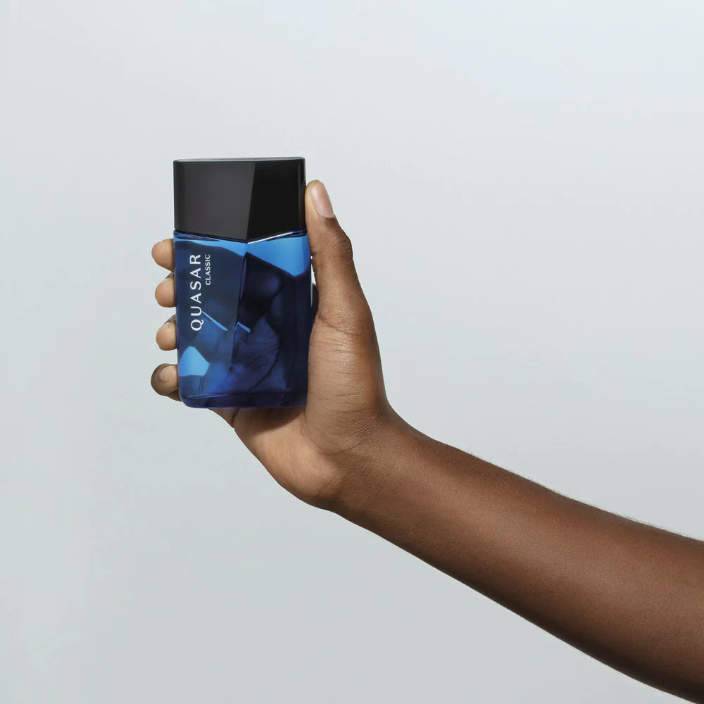 Perfume Quasar Classic na mão destaque embalagem azul intensa masculina