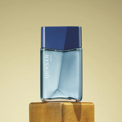 Perfume Quasar Rush O Boticário frasco azul sobre base de madeira fragrância masculina fresca aquática
