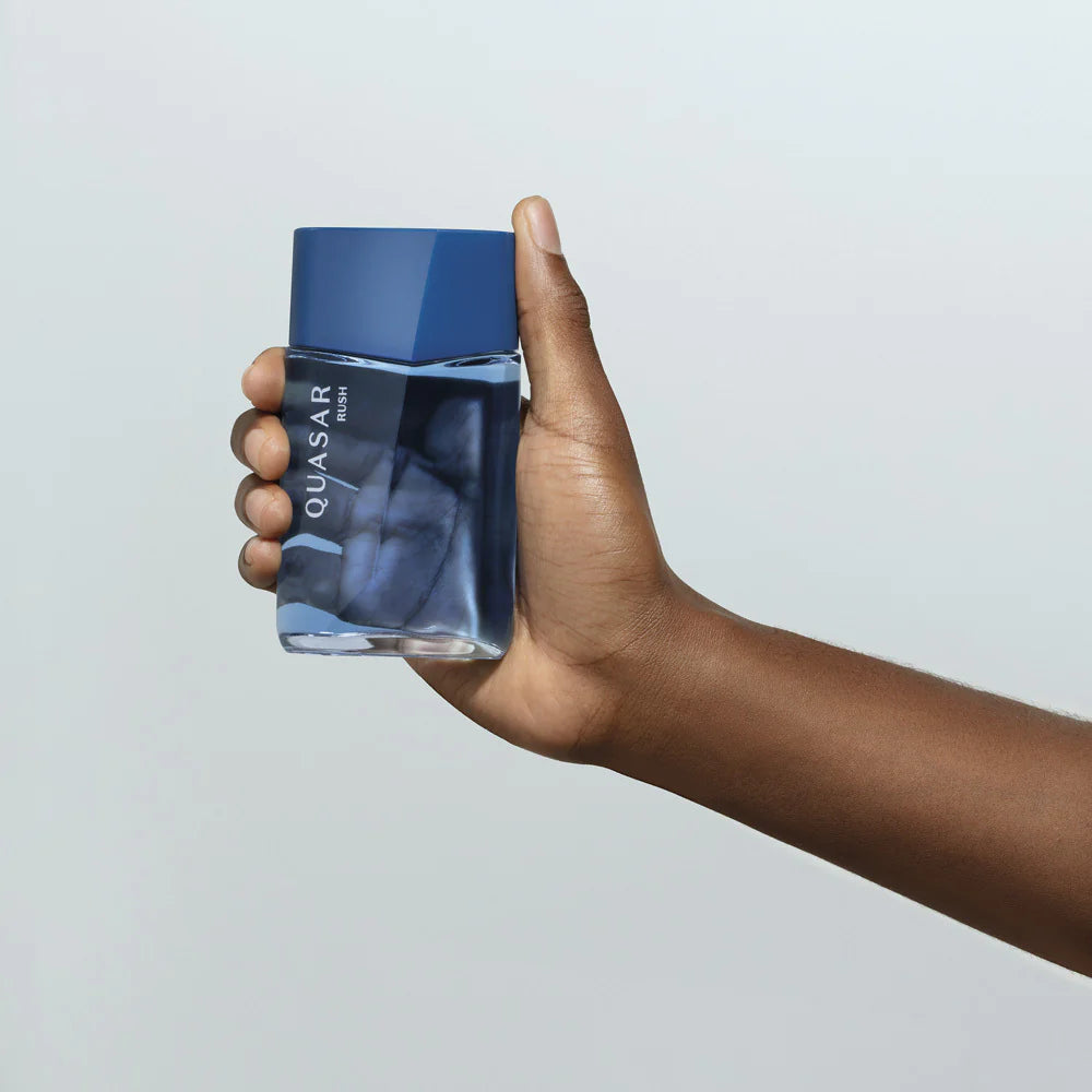 Perfume masculino Quasar Rush O Boticário frasco azul na mão fragrância fresca aquática 100ml