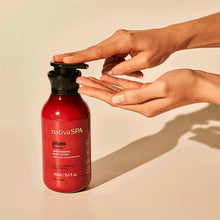 Loção Nativa SPA Ameixa 400ml com doseador preto, mãos a aplicar o produto
