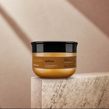 Açúcar Esfoliante Nativa SPA Quinoa – oBoticário, pote dourado com tampa preta sobre pedra em fundo bege, iluminado por luz suave, representando cuidado e nutrição corporal.