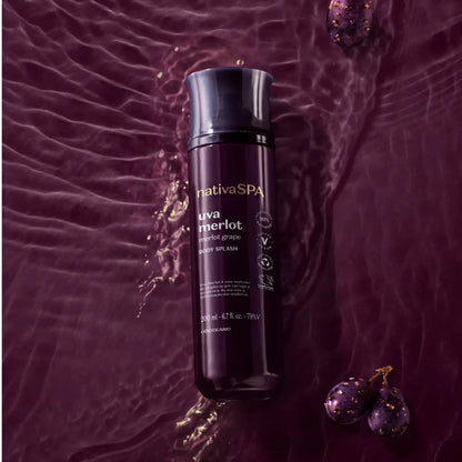 Frasco Nativa Spa Uva Merlot em ambiente líquido com reflexos e uvas