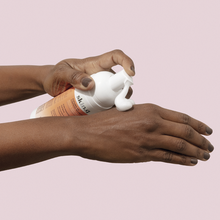 Espuma de Limpeza Nutritiva Skin.q – oBoticário, frasco branco e laranja aplicado nas mãos, textura leve e cremosa com Ácido Hialurónico e Goji Berry.