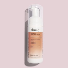 Espuma de Limpeza Nutritiva Skin.q – 150ml – oBoticário, embalagem branca e laranja com doseador, fórmula vegan com Ácido Hialurónico e Goji Berry.